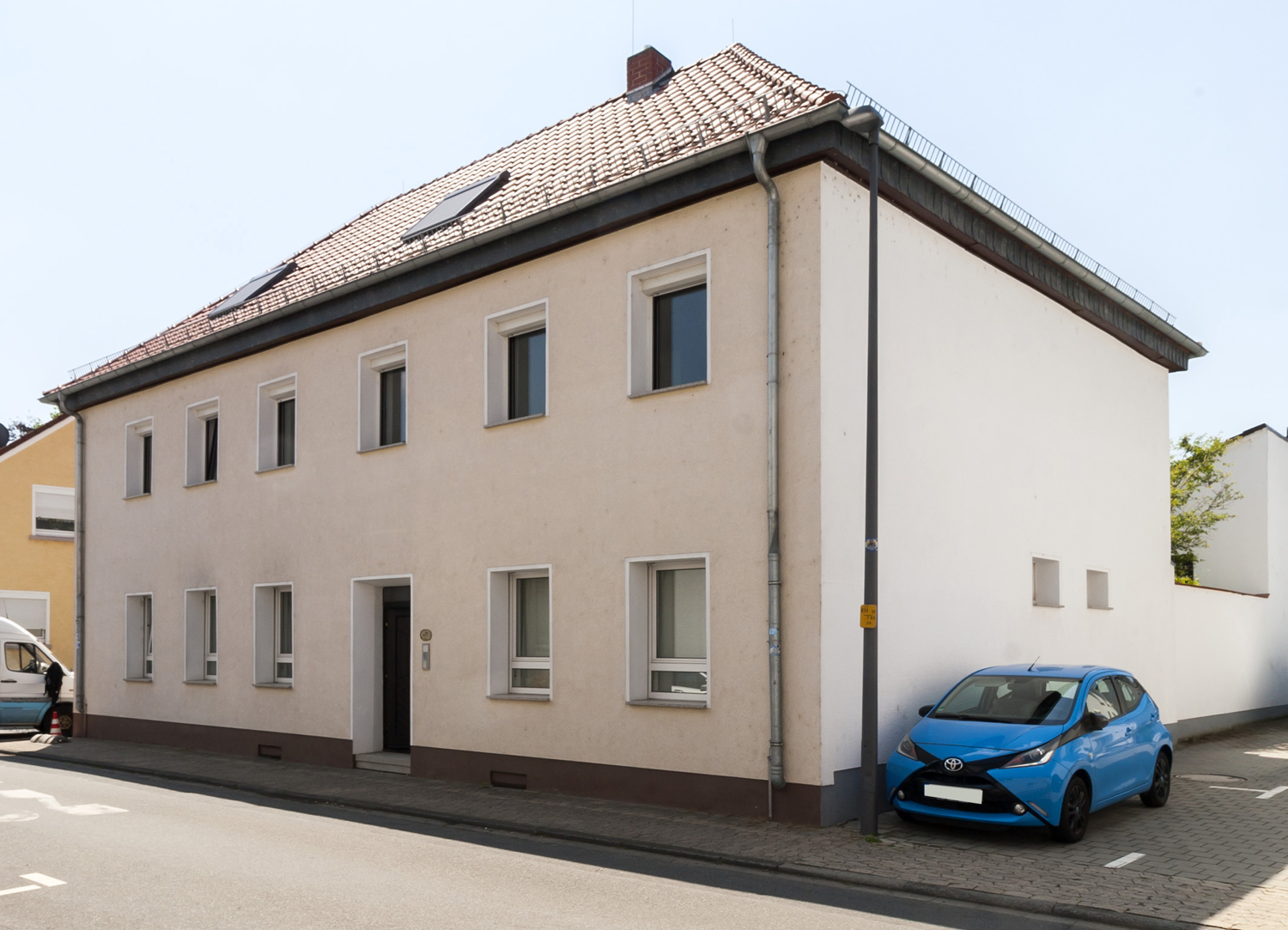 457 m² Wohnfläche in einem 3-Familienhaus mit Nebengebäude, Doppelgarage und Garten in Griesheim