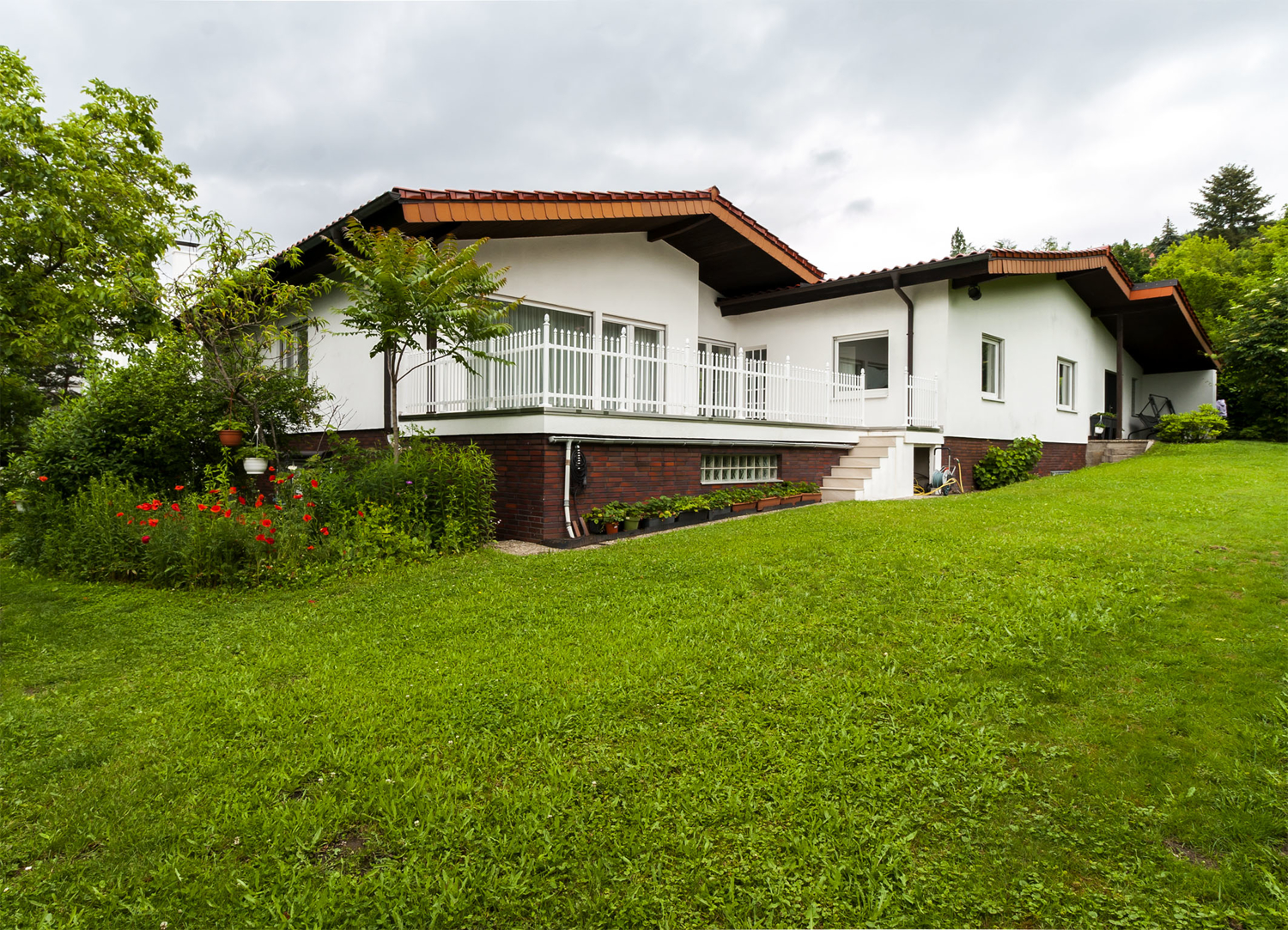 274 m² Wohnfläche in einem Einfamilienhaus mit Doppelgarage in schöner ruhiger Hanglage von Malchen