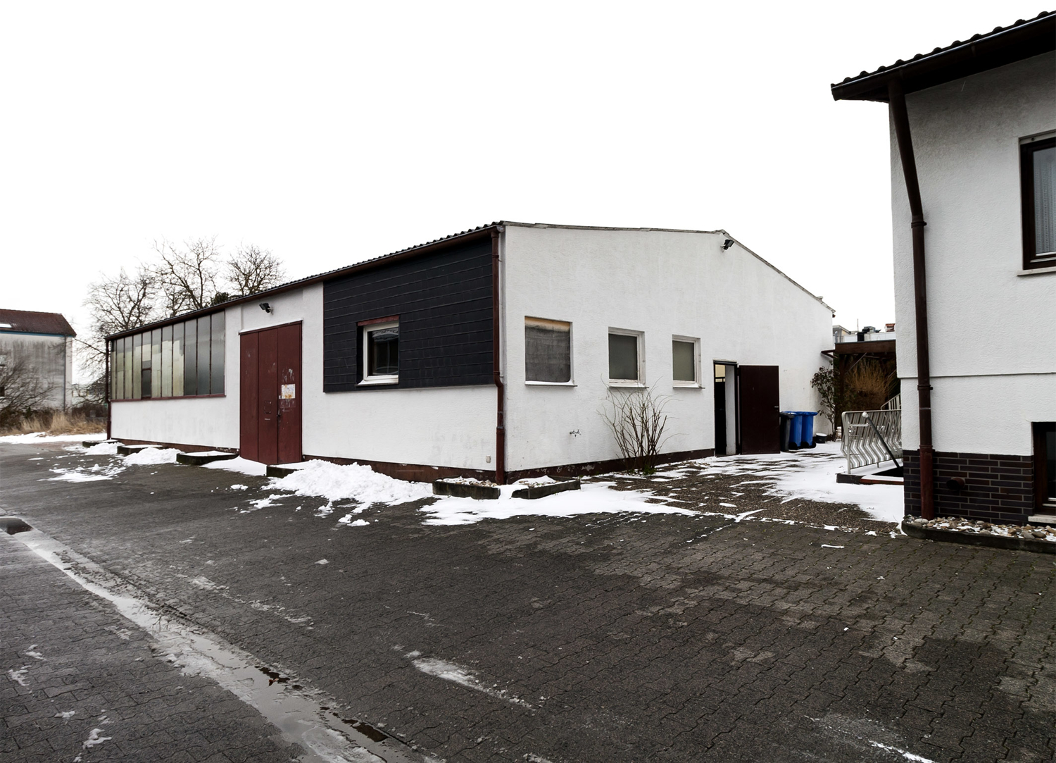 Lager-/Produktionshalle und Wohnhaus auf einem großen Grundstück in Roßdorf